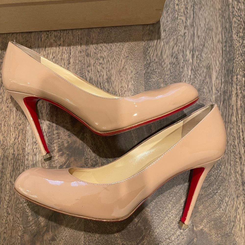 CHRISTIAN LOUBOUTIN lightly worn simple nude pump